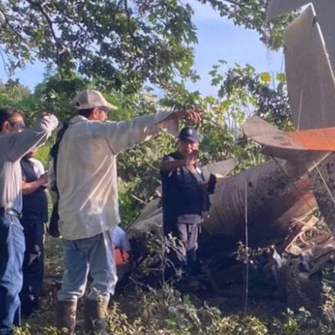 Avioneta se Desploma y Cae en Secundaria de Chiapas; Hay un Muerto
