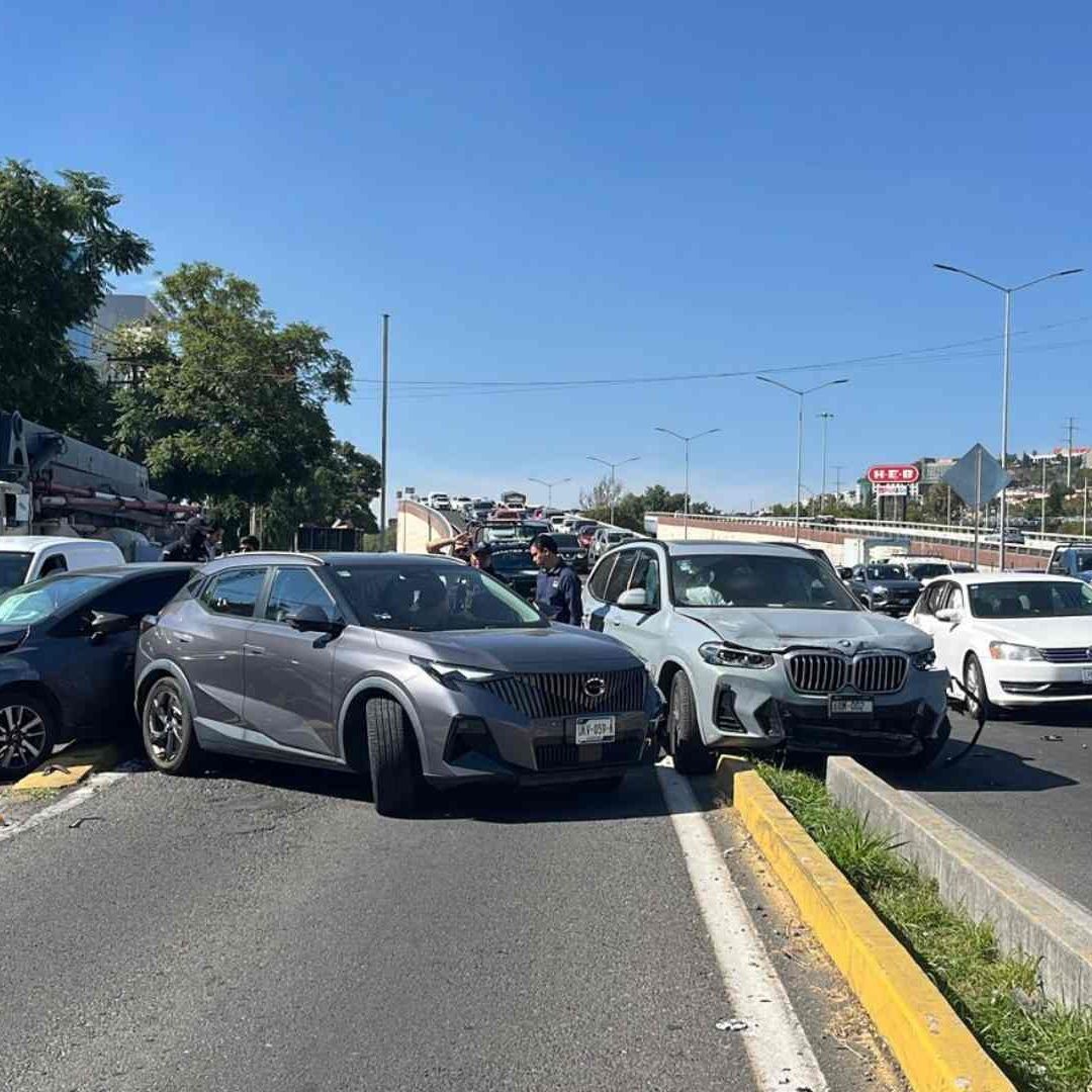 Choque Múltiple en Bernardo Quintana Deja Daños Materiales