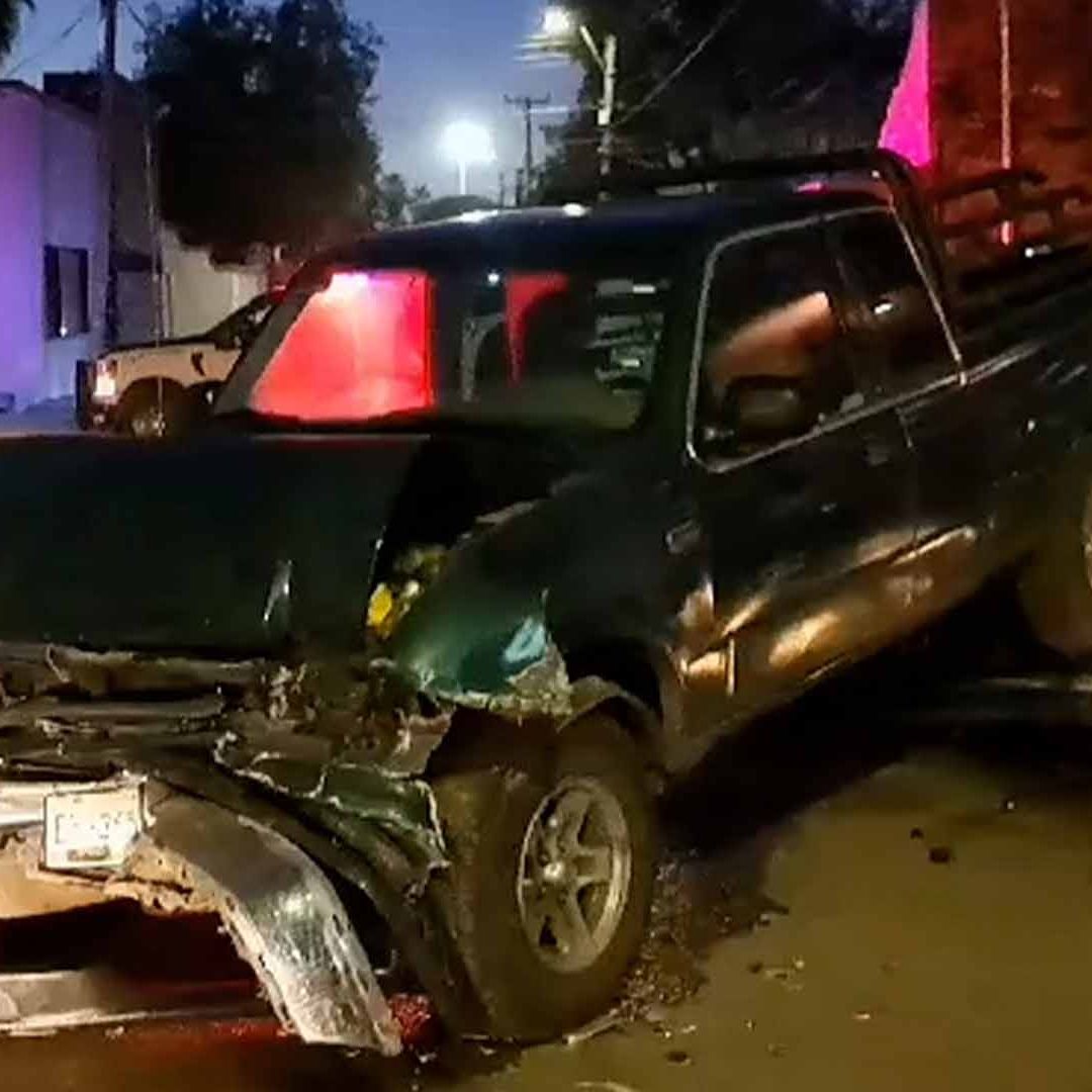 Conductor Choca Vehículos Estacionados en Piedras Negras