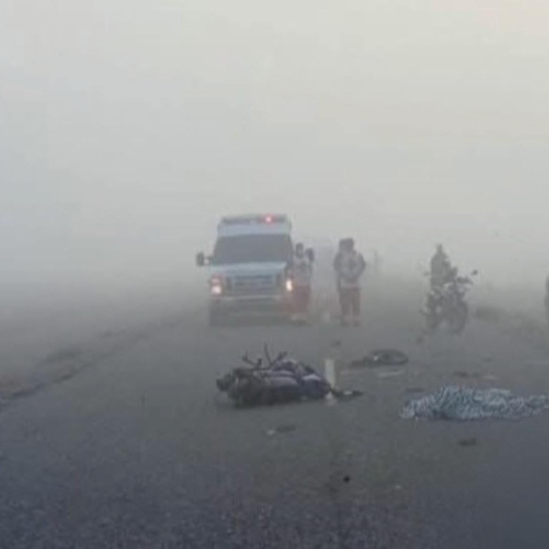 Dos Menores A Bordo de una Motocicleta Mueren Impactados con Camión de Personal en Sonora