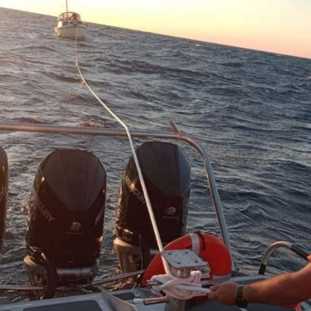 Rescatan a 3 Estadounidenses En San Carlos, Quedaron a la Deriva en Mar Abierto