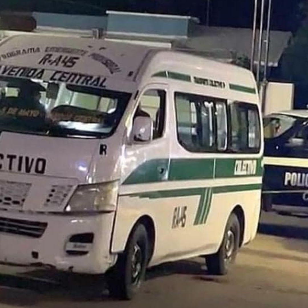 Combi de Pasajeros Queda en Medio de Balacera y Muere Pasajera de 16 Años