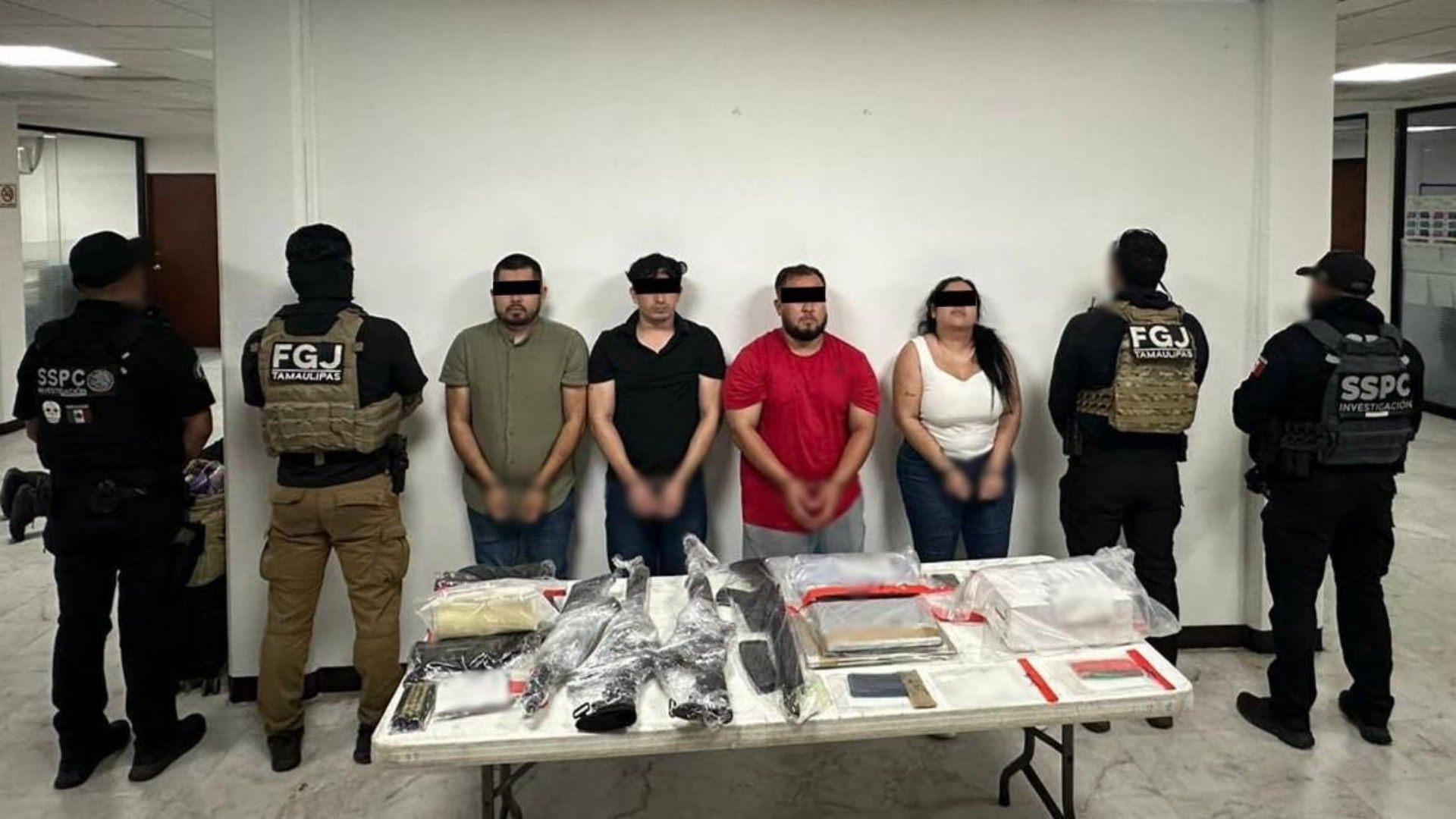 Presuntos criminales detenidos en Matamoros, Tamaulipas. Foto: Gabinete de Seguridad