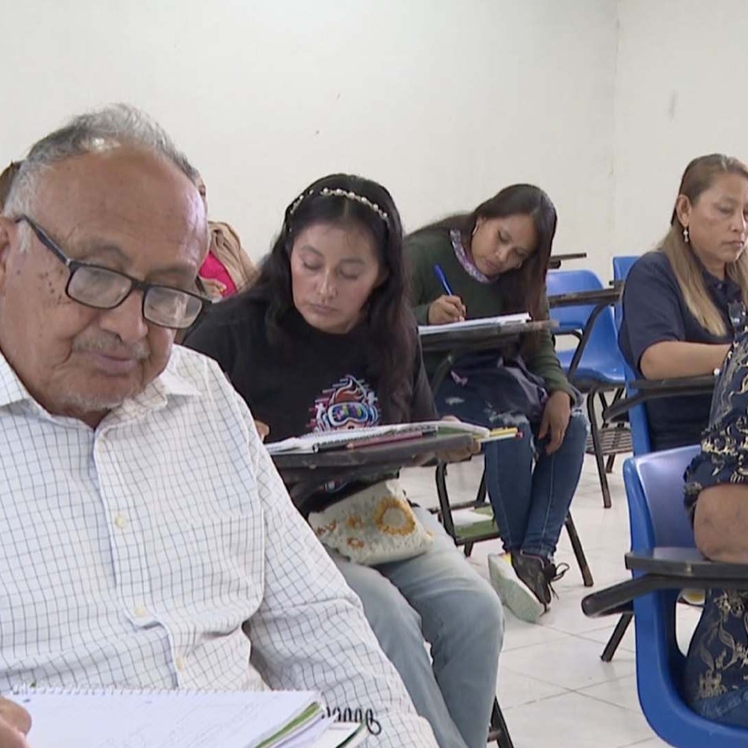 Conoce a Doña Edelia y Don Humberto Pareja de 80 Años y Estudian la Preparatoria en Matamoros