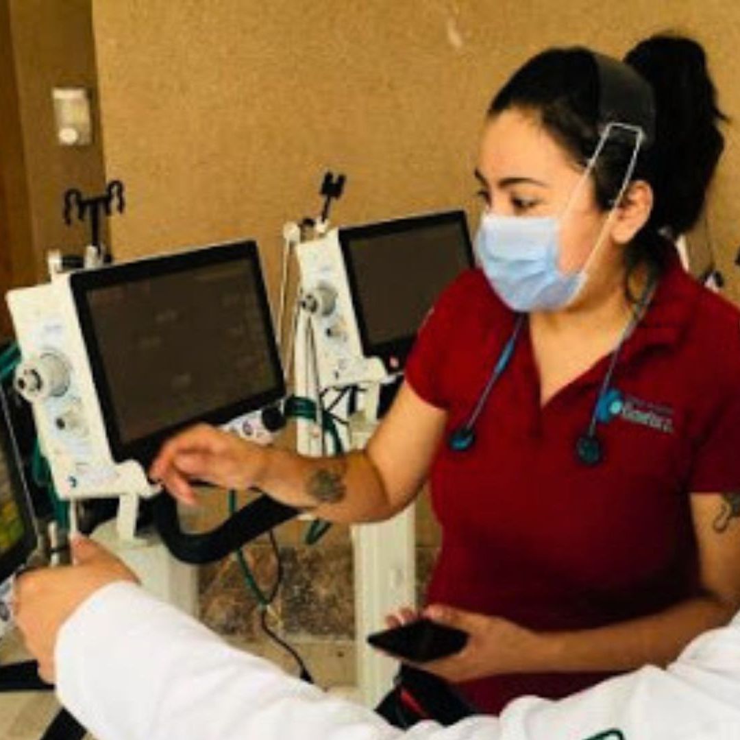 Dos personas revisan aparatos médicos.