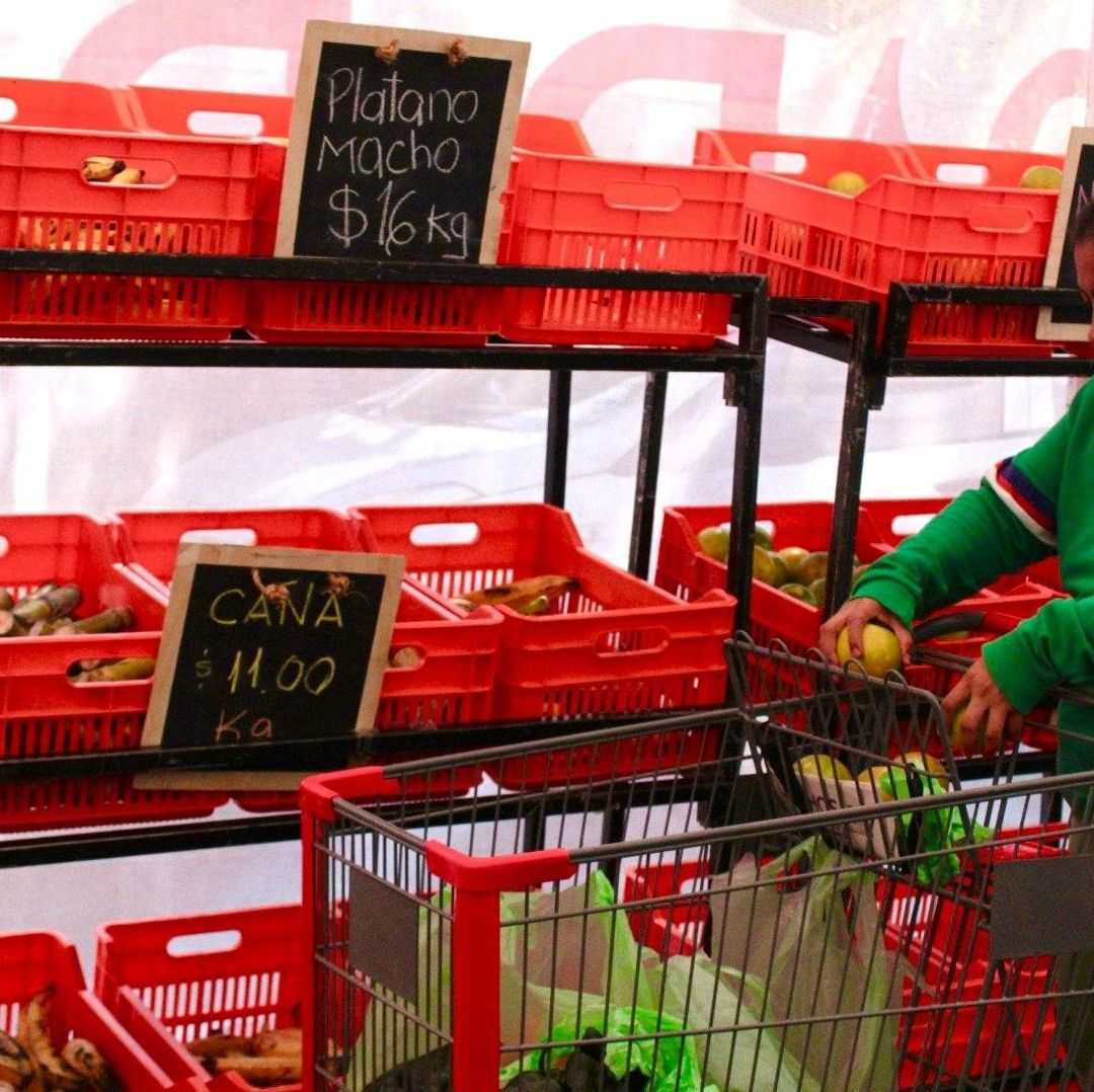 Una mujer comprando verduras.