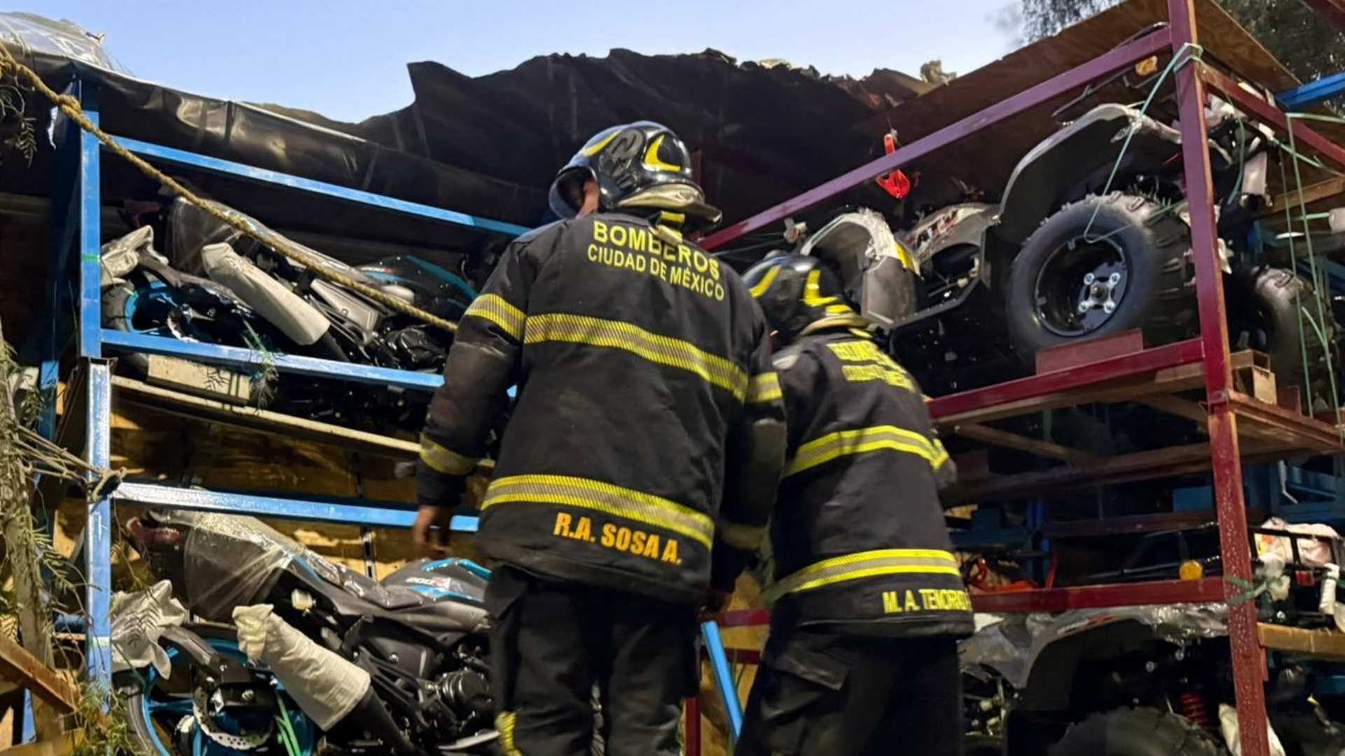 Bomberos atienden emergencia en la calzada Ignacio Zaragoza. Foto: N+