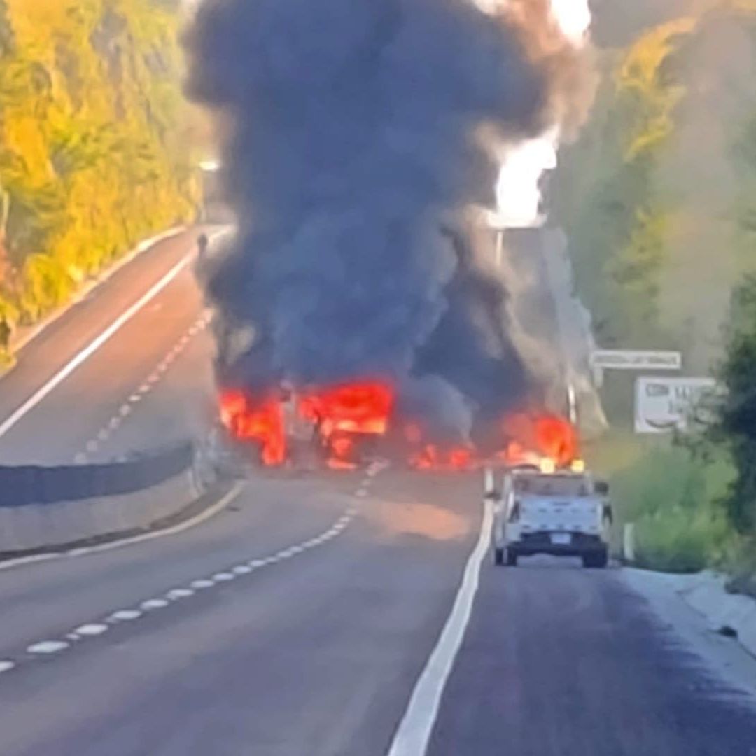 Se Incendia Pipa Cargada de Diésel en Emiliano Zapata Veracruz Hay Cierre Hacia Cardel