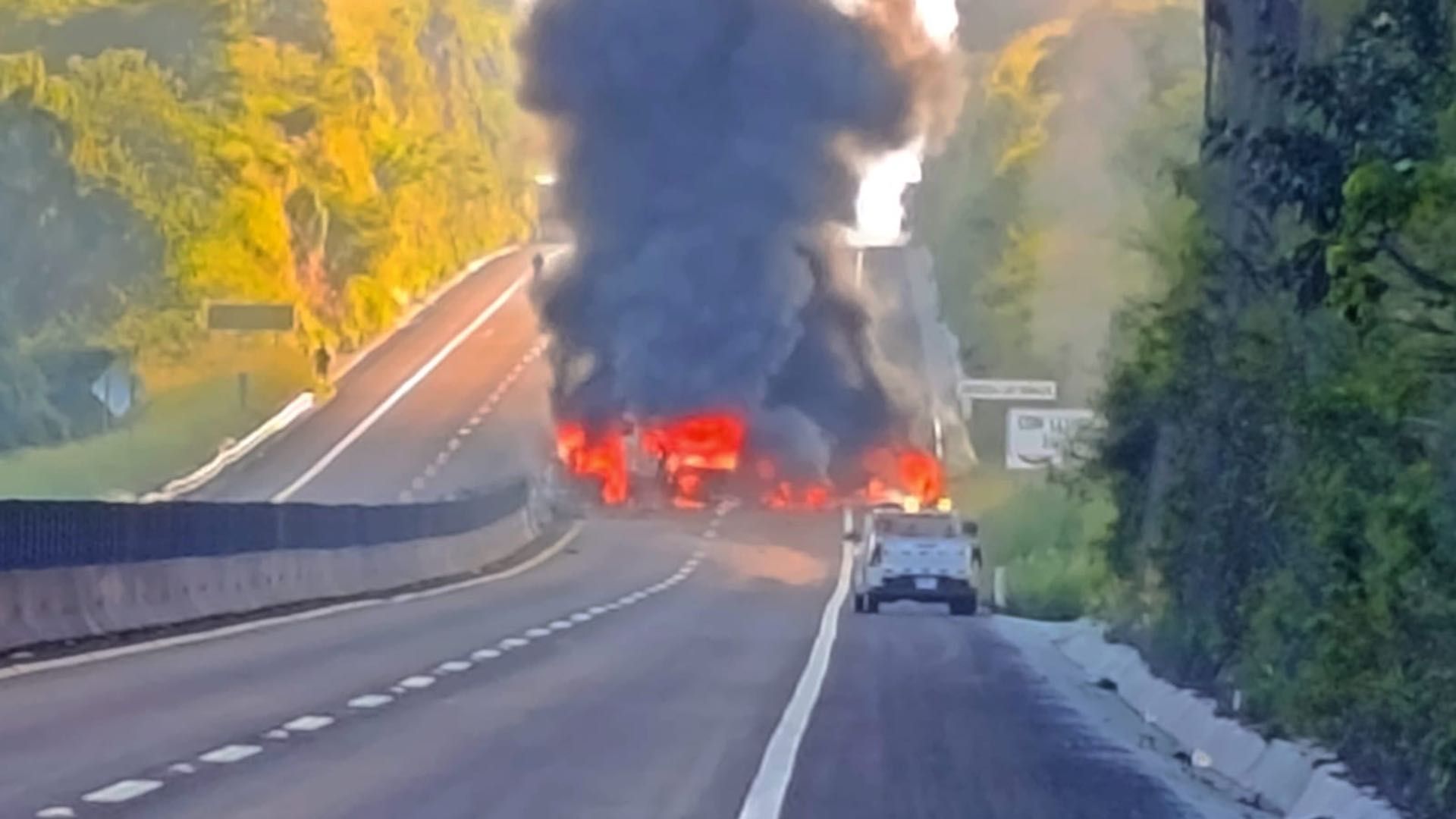 Se Incendia Pipa Cargada de Diésel en Emiliano Zapata Veracruz Hay Cierre Hacia Cardel