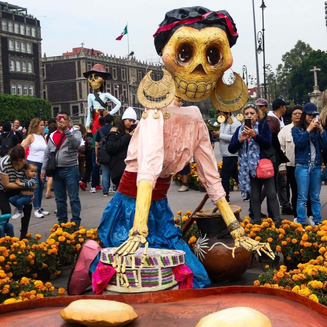 Instalación Ofrenda Monumental Día de Muertos en el Zócalo