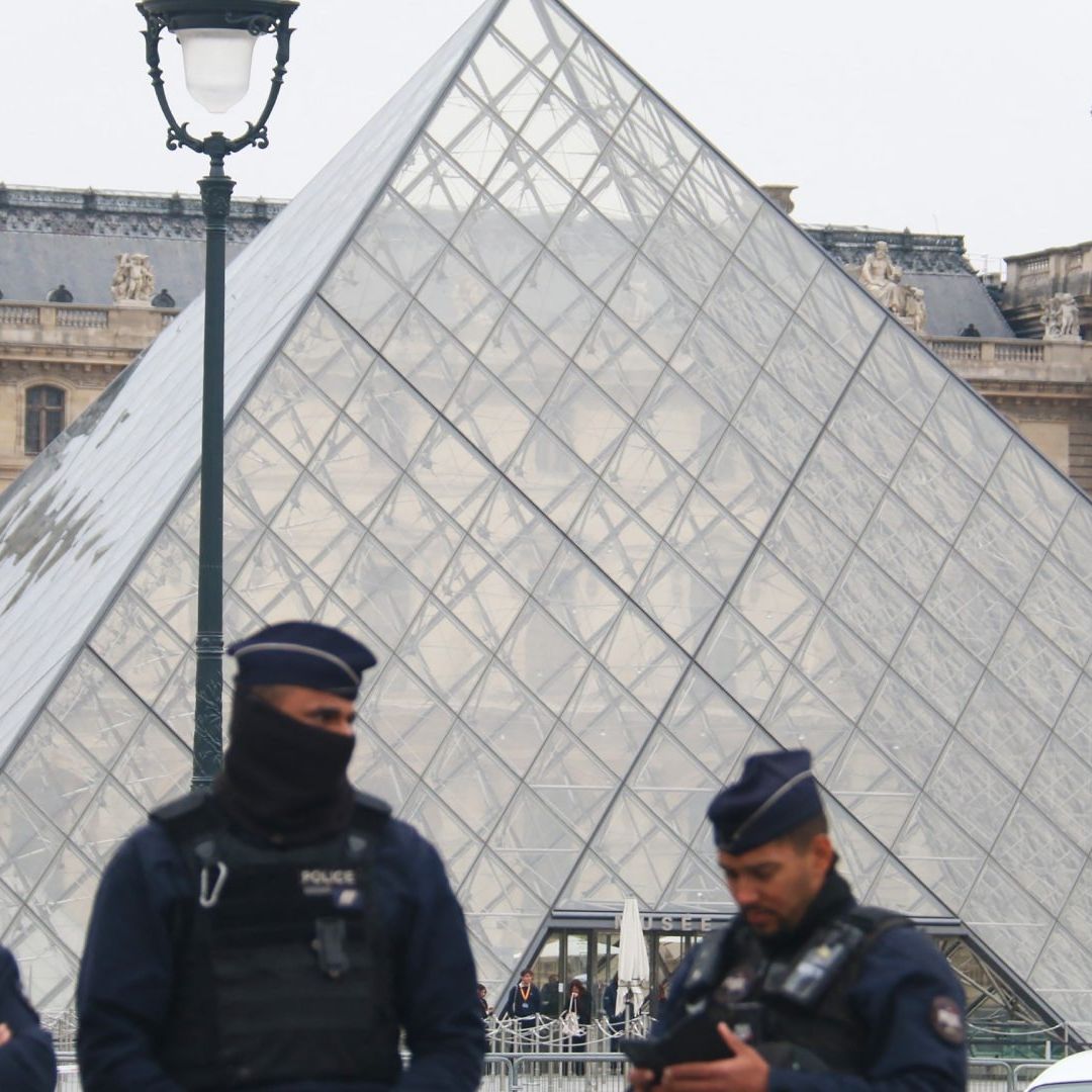 Detienen a 2 por Robo en el Museo del Louvre.