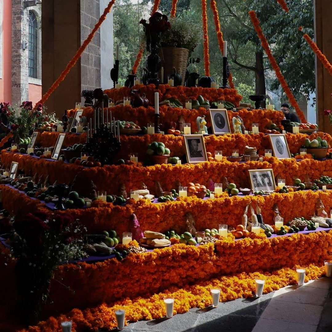 Altar de muertos con frutas tradicionales