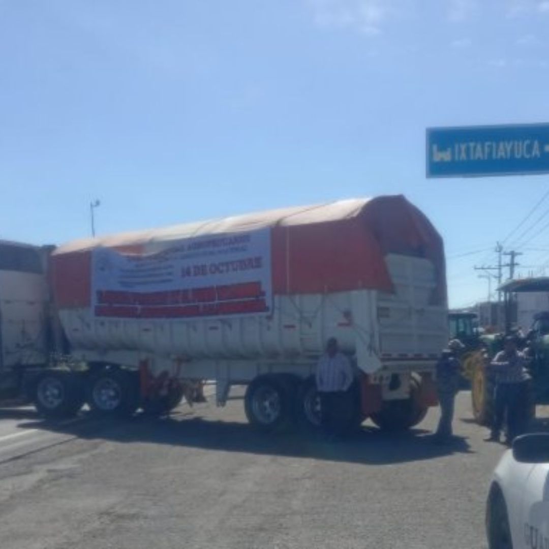 Cierre Total por Manifestación de Agricultores Carretera Federal México Veracruz en Nanacamilpa Tlaxcala