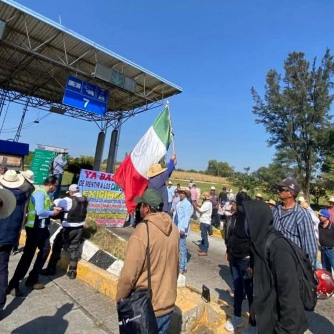Bloqueo carretero de agricultores, en Michoacán