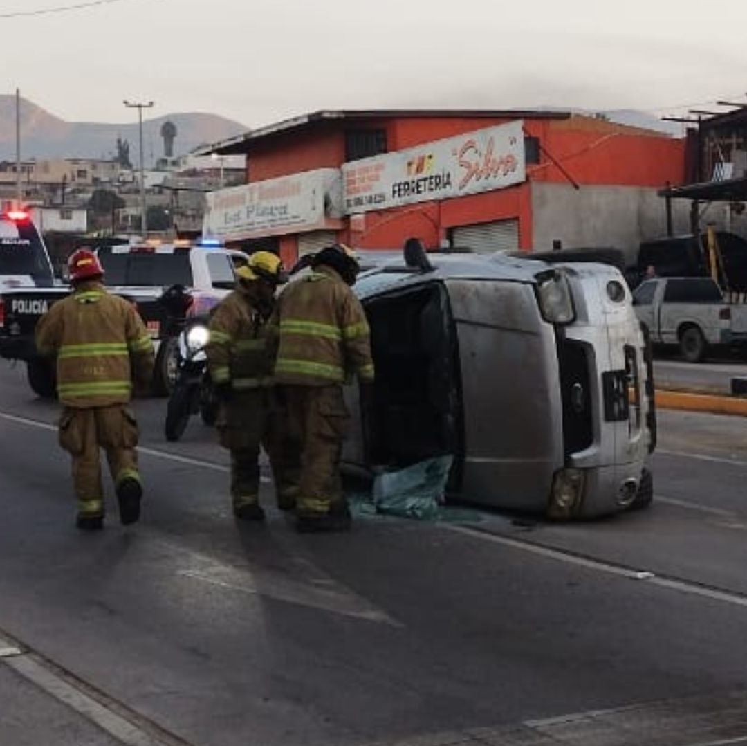 Conductor Pierde el Control y Vuelva su Vehículo en Ensenada; Hay Personas Lesionadas
