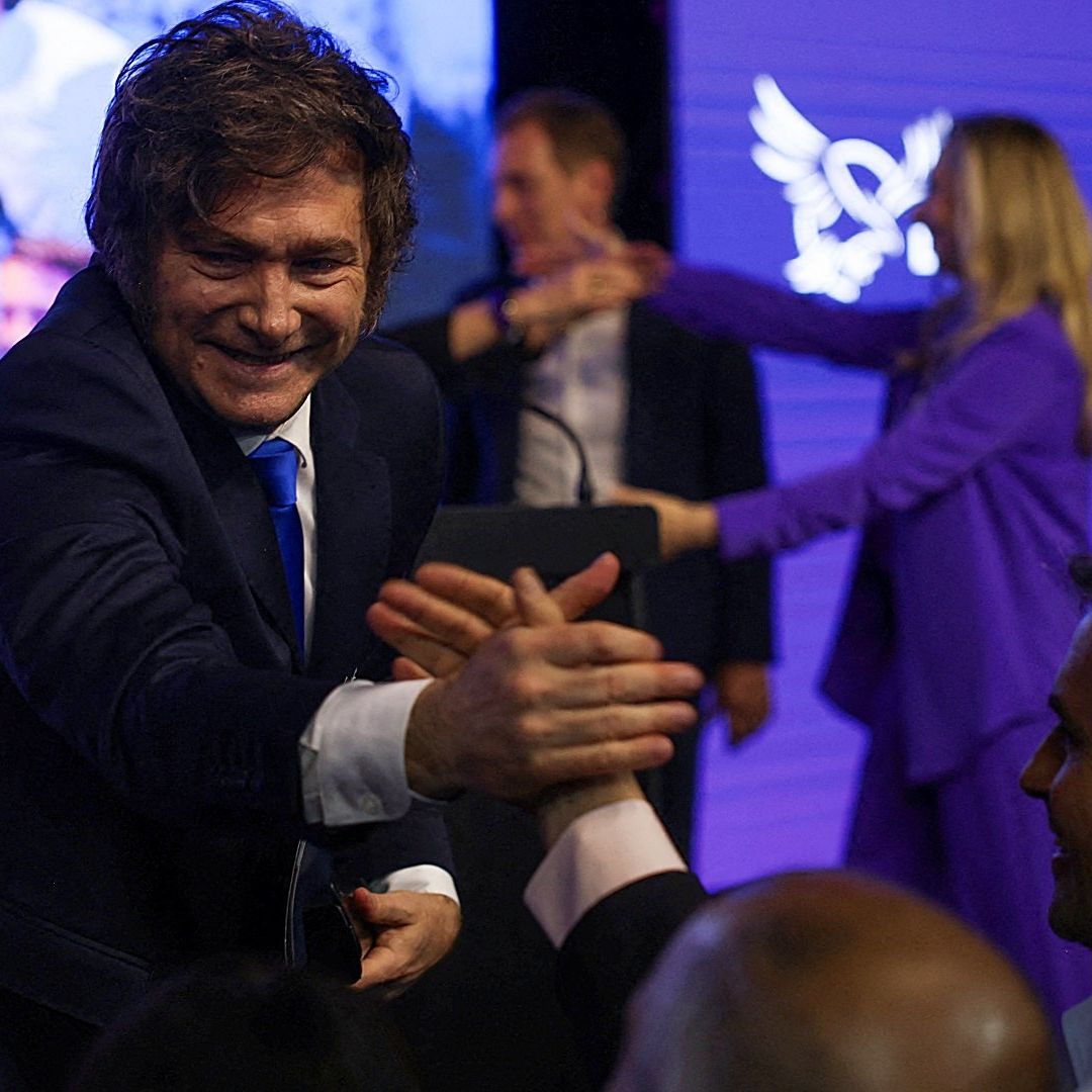 Javier Milei saluda a la gente después de que el partido La Libertad Avanza ganara las elecciones de mitad de periodo. Foto: Reuters