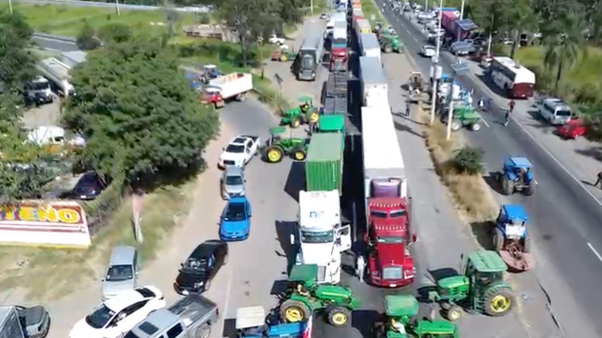 Productores mantienen bloqueos en al menos 11 puntos carreteros de Jalisco