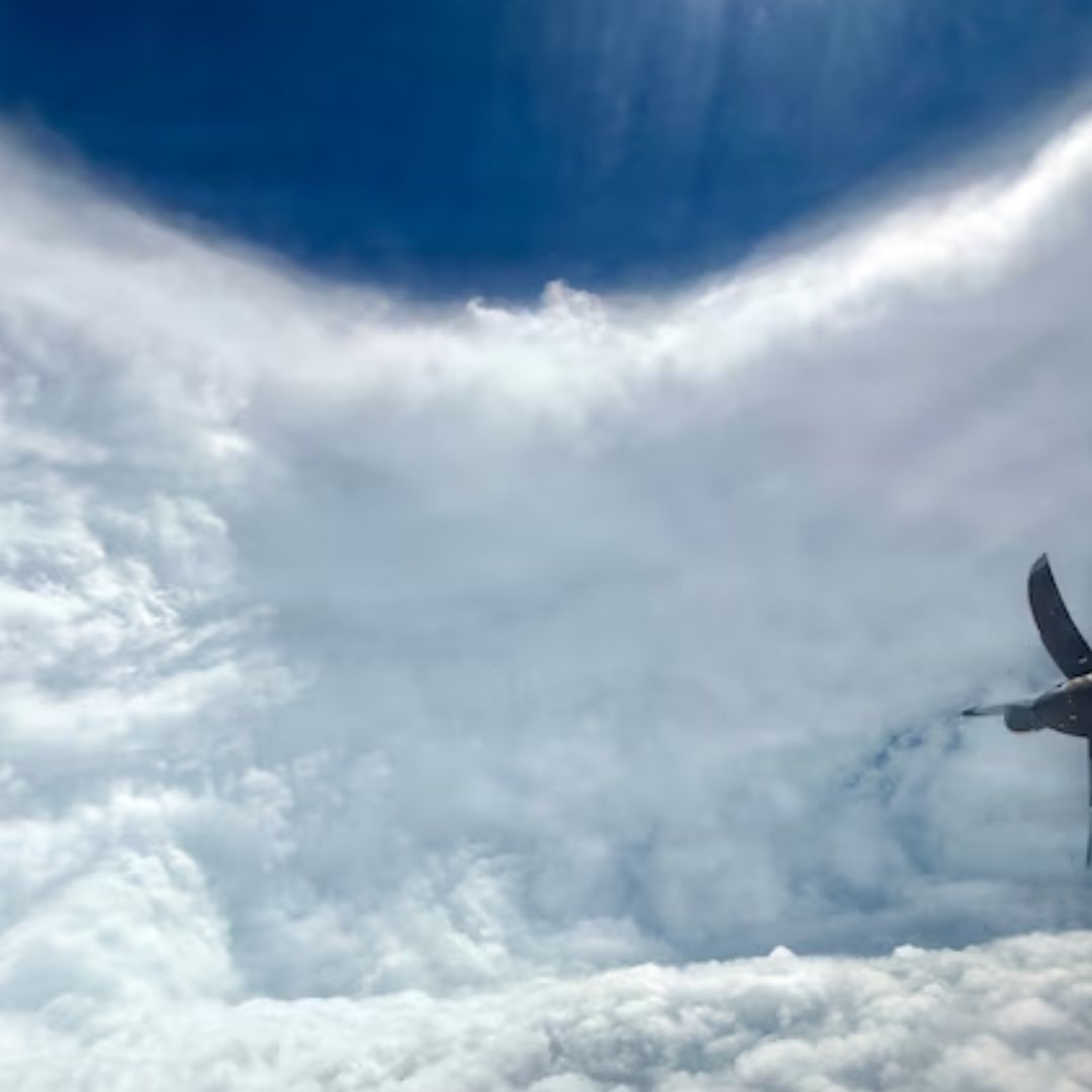 'Melissa' Hoy: Avión Cazahuracanes de EUA Forzado a Regresar por Turbulencias "Anormales"