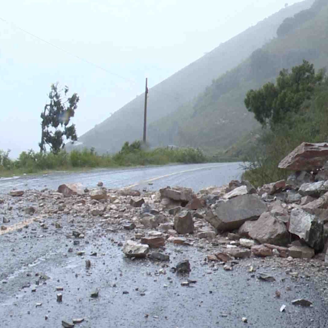 Deslave Bloquea Camino en Pinal de Amoles