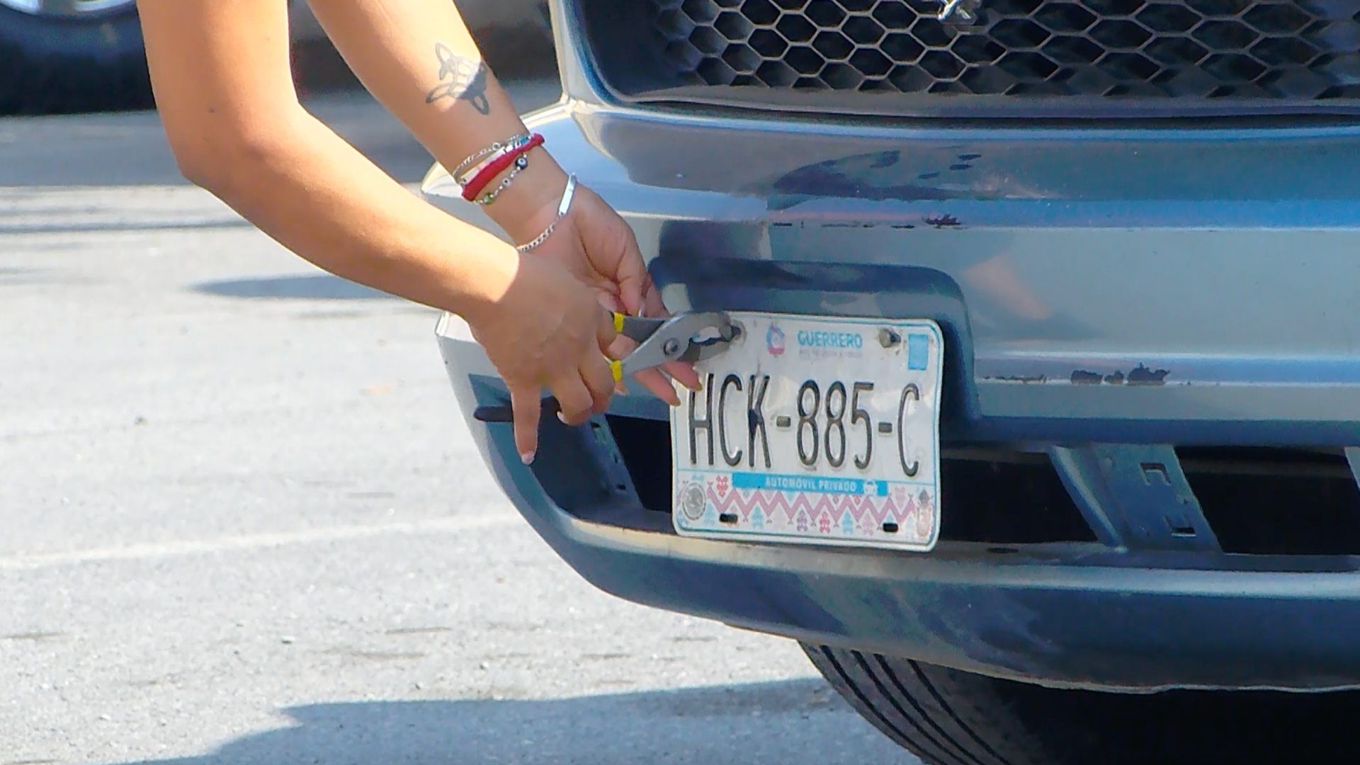 Mujer cambia sus placas foráneas en Nuevo León