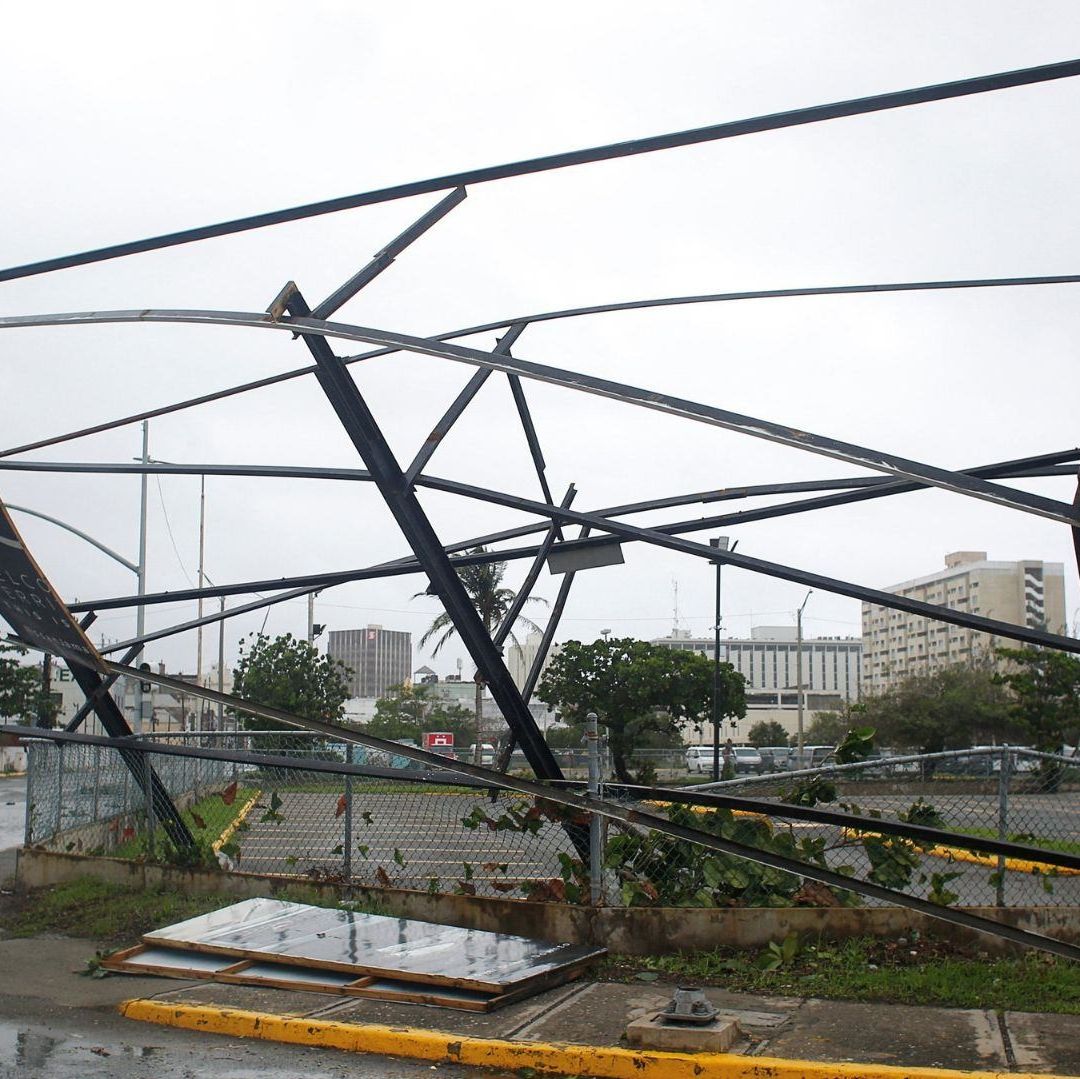 Una estructura metálica se cayó por fuertes vientos.