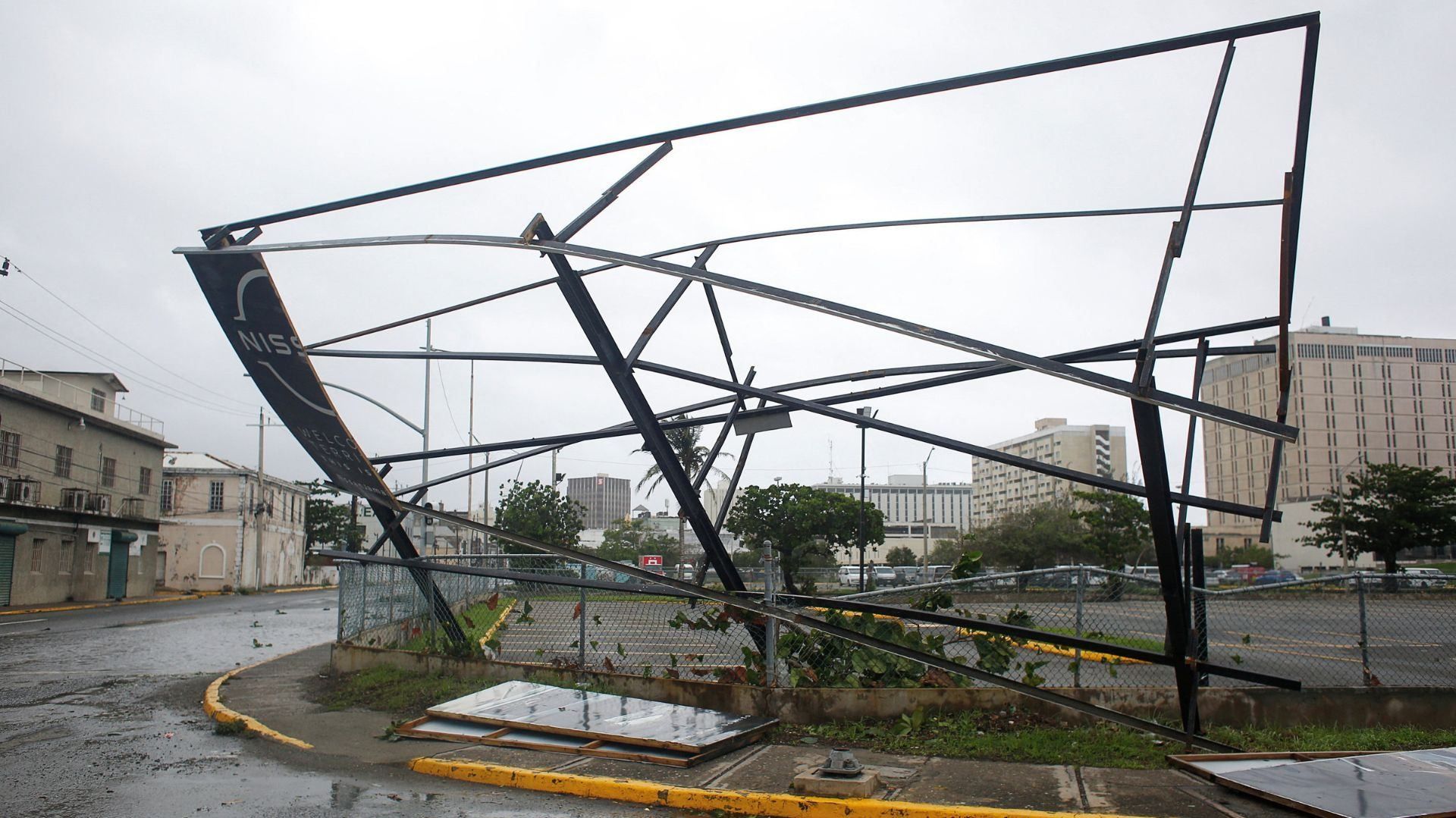 Una estructura metálica se cayó por fuertes vientos.