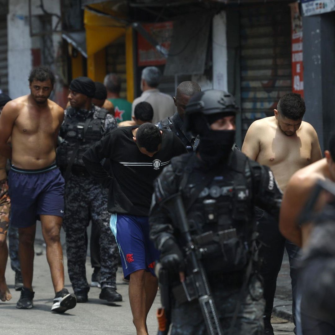 Las autoridades incautaron aproximadamente medio centenar de armas de fuego.