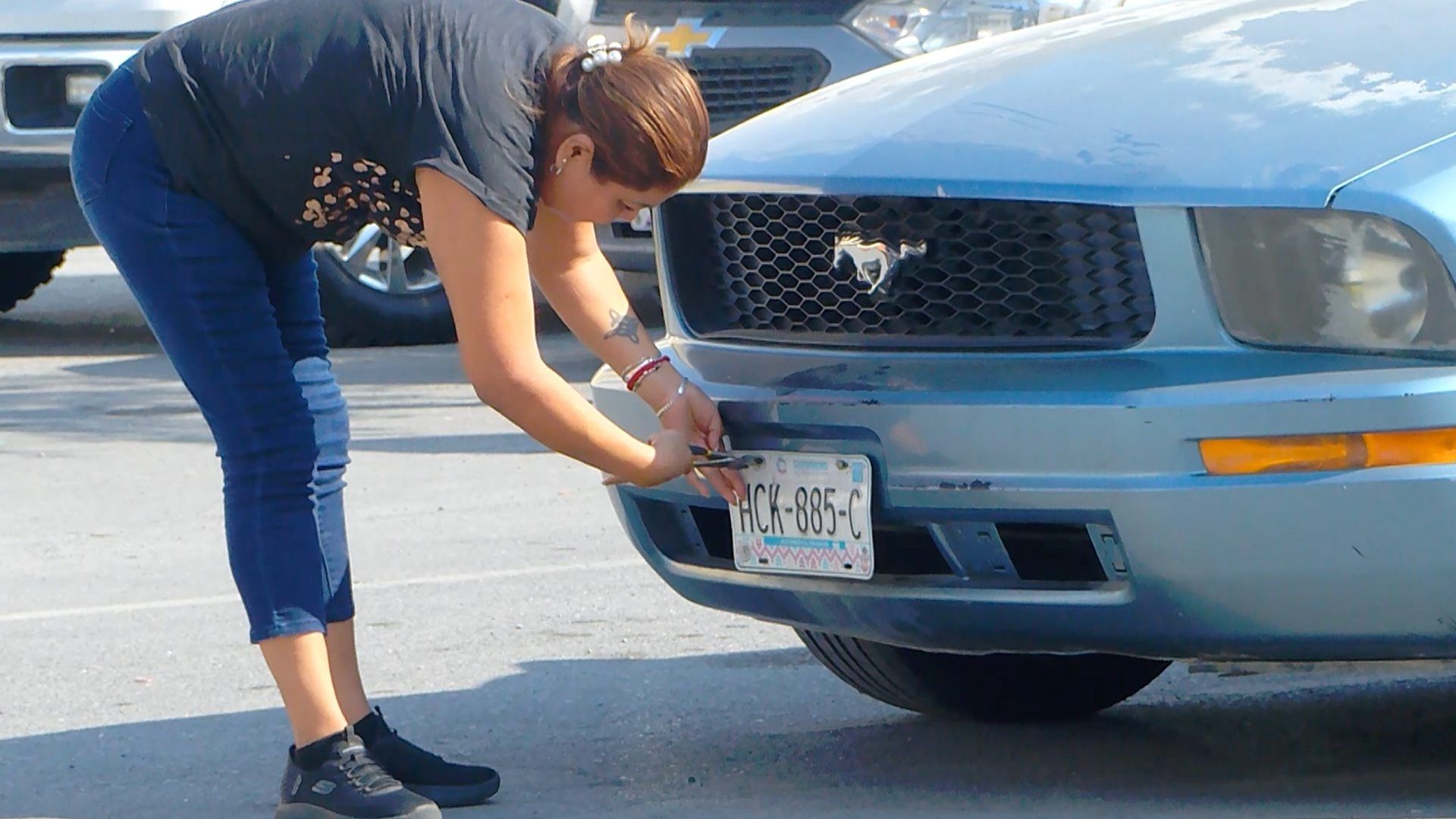 Mujer cambia sus placas foráneas en Nuevo León