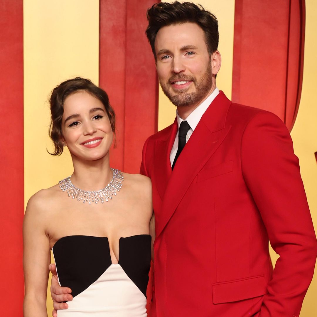 Alba Baptista y Chris Evans