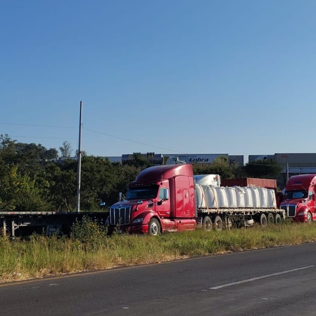 Continúan bloqueos carreteros en Jalisco por falta de pago justo a agricultores.