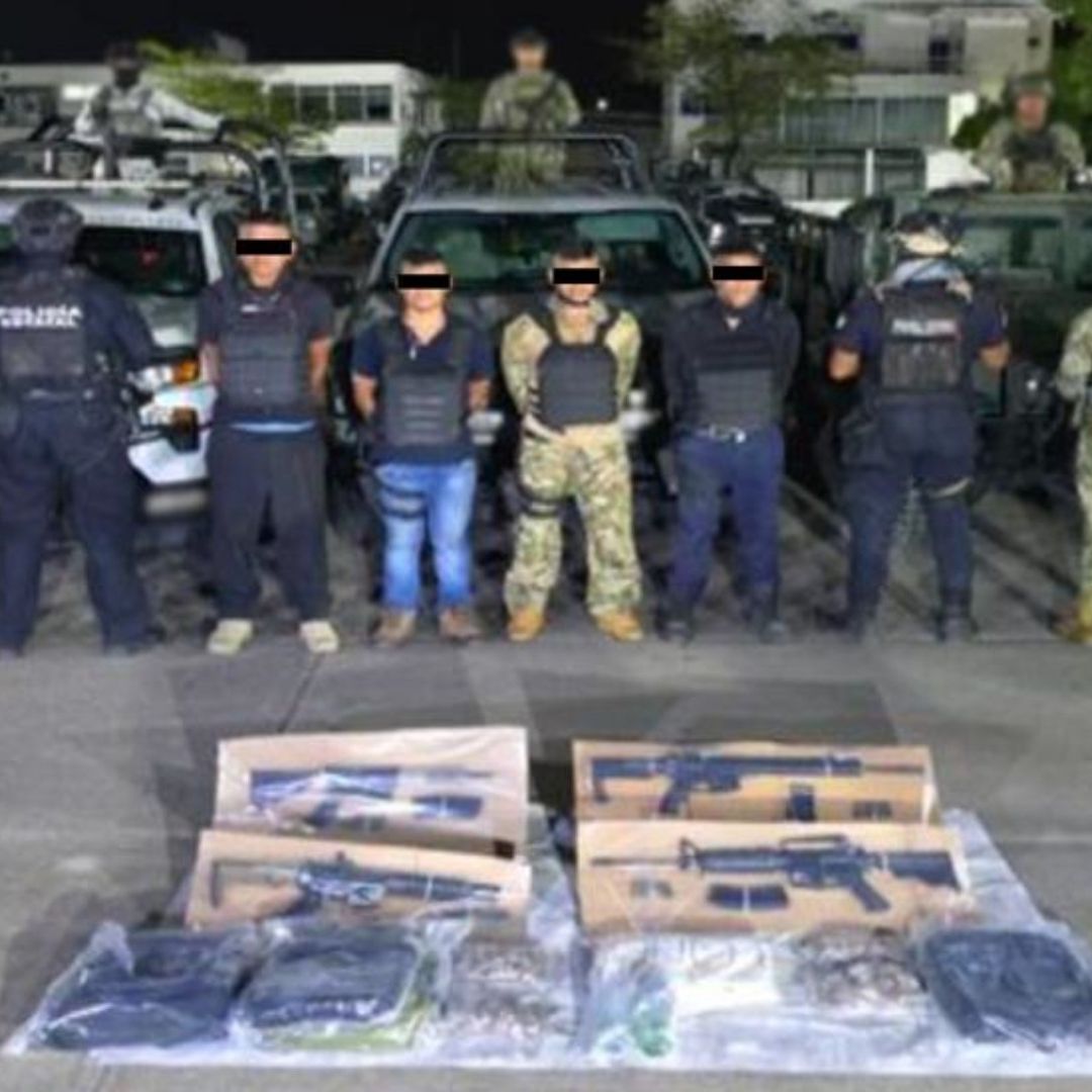Extorsionadores detenidos custodiados por elementos del Gabinete de Seguridad