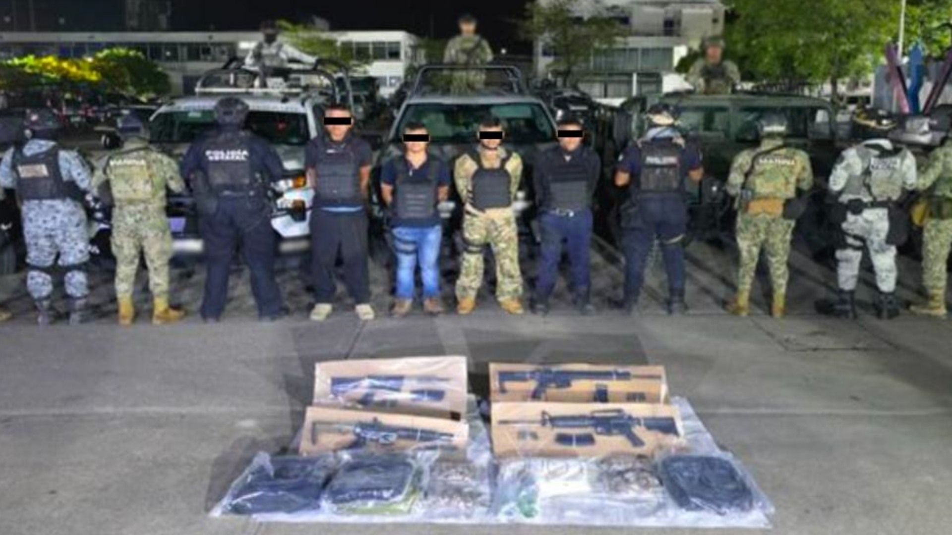 Extorsionadores detenidos custodiados por elementos del Gabinete de Seguridad