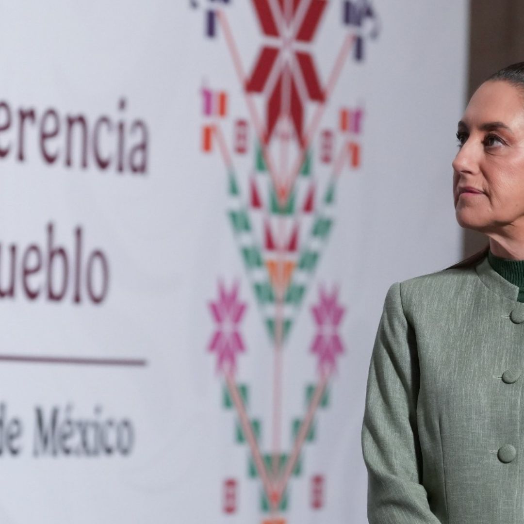 Sheinbaum observa pantalla en Palacio Nacional