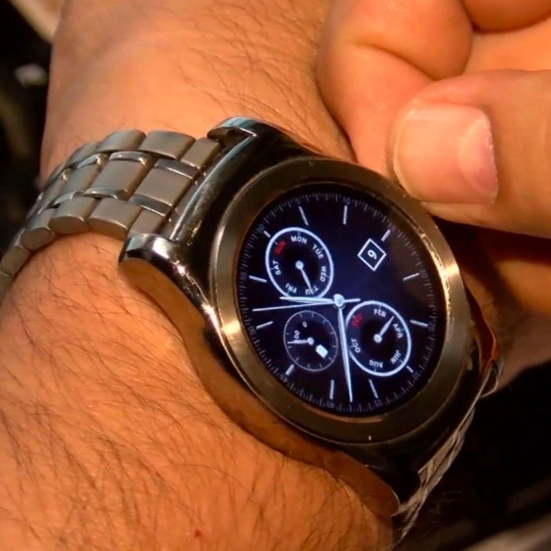 Hombre Ajustando Reloj de Mano