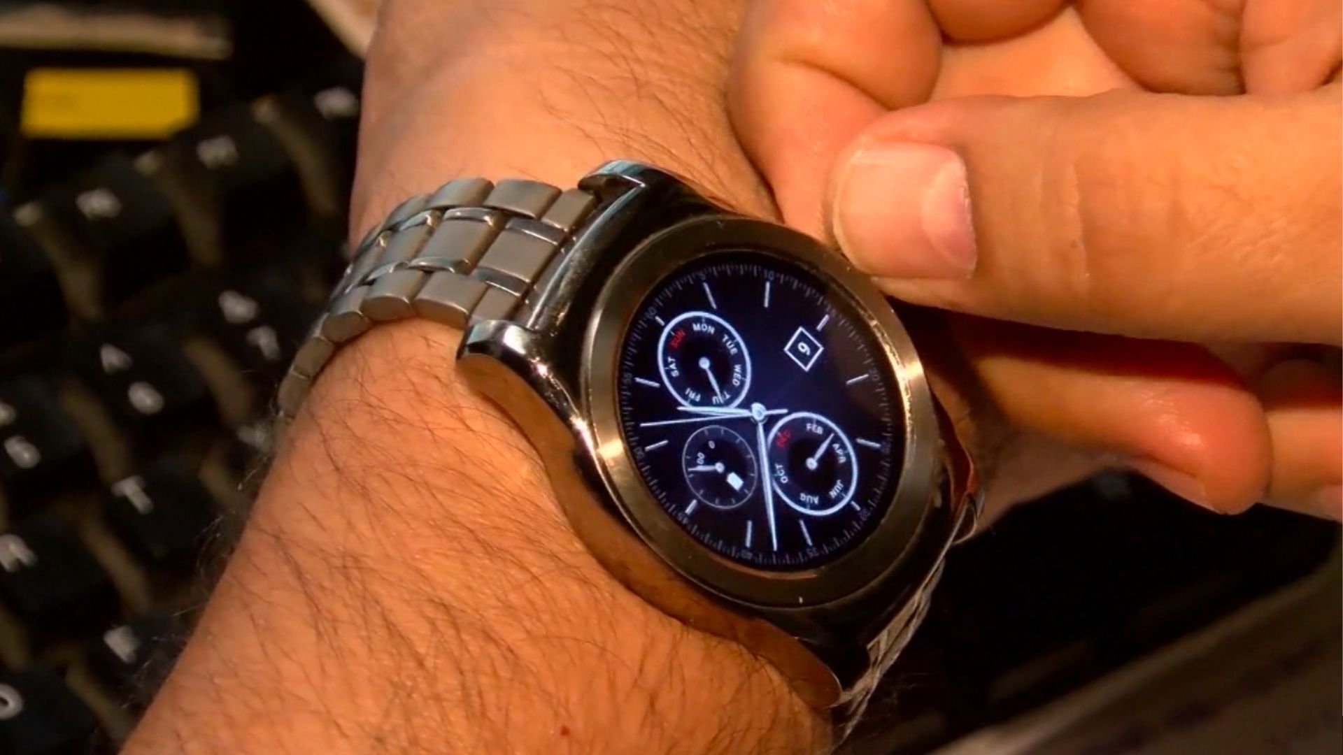 Hombre Ajustando Reloj de Mano