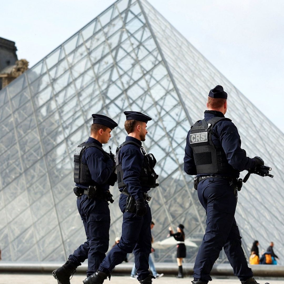 Imputan a dos detenidos por robo de Museo del Louvre