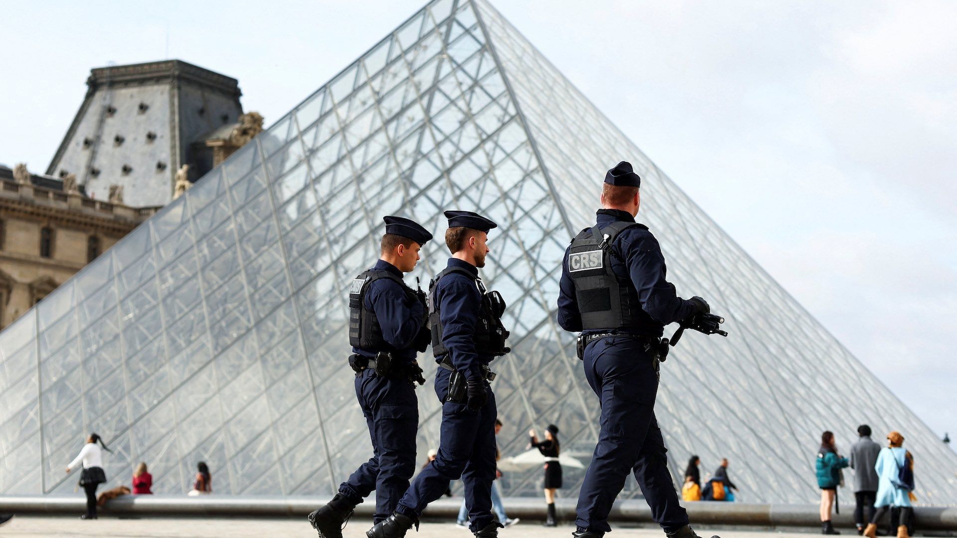 Imputan a dos detenidos por robo de Museo del Louvre