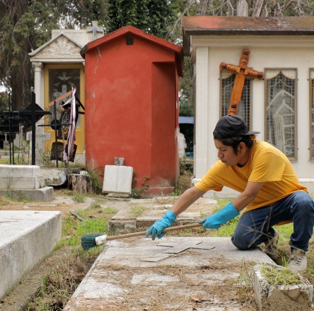 Lo Paranormal que Ha Vivido el Limpia Tumbas, el Hombre que Dedica su Tiempo Libre a los Muertos