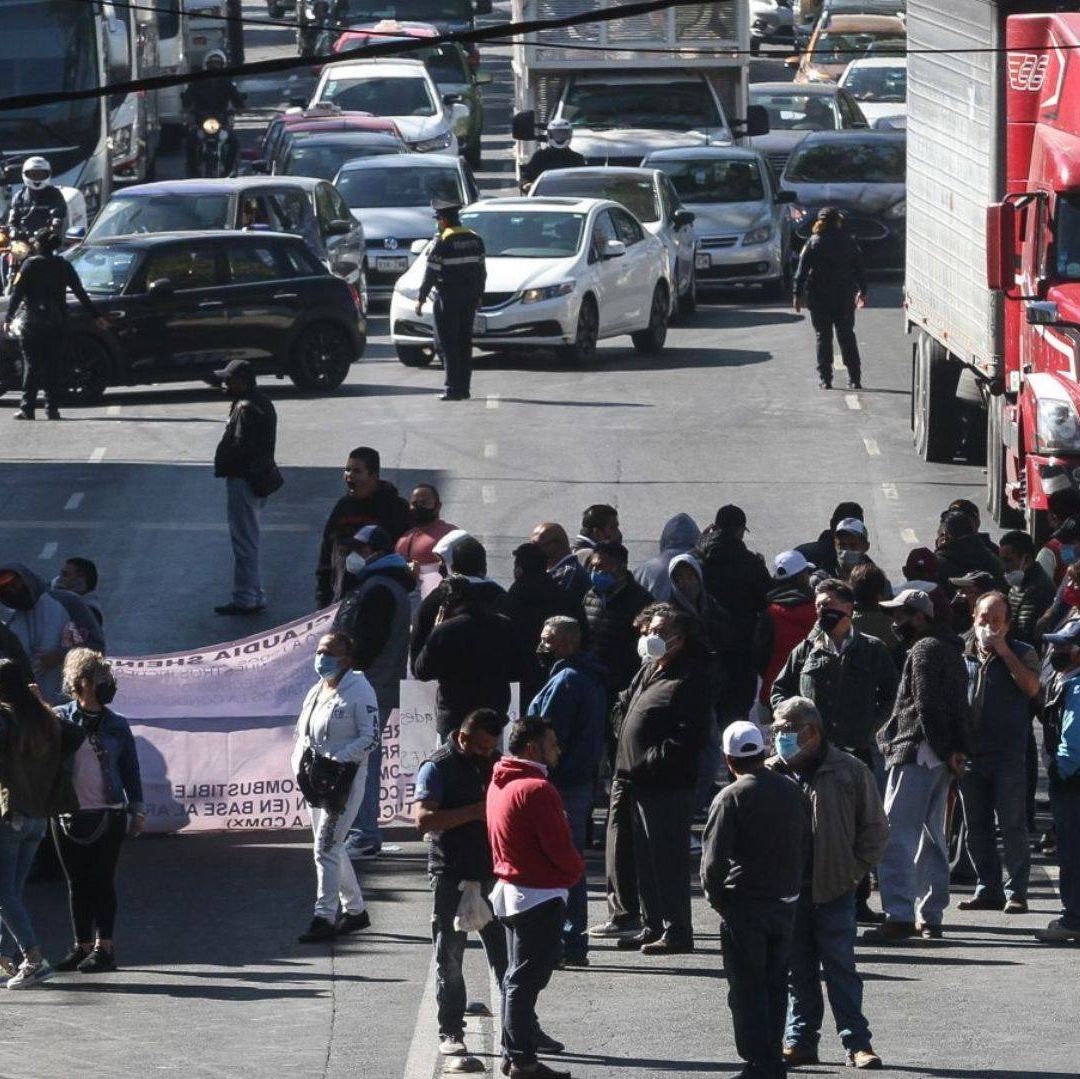 Un grupo de personas con cárteles se manifestaron las calles.