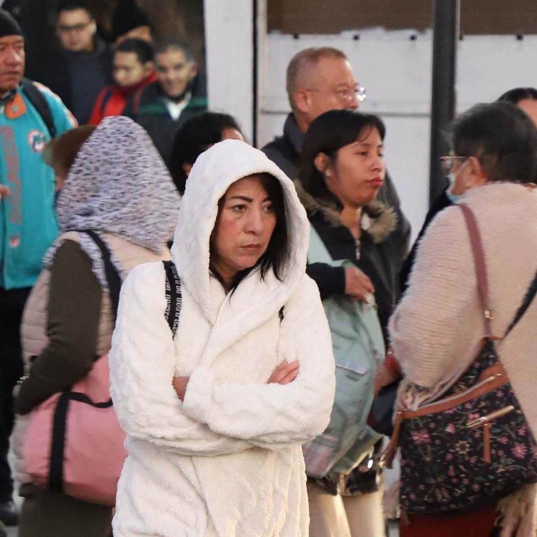 Personas se protegen del frío con abrigos y chamarras en CDMX en enero 2025. Foto: Cuartoscuro | Archivo