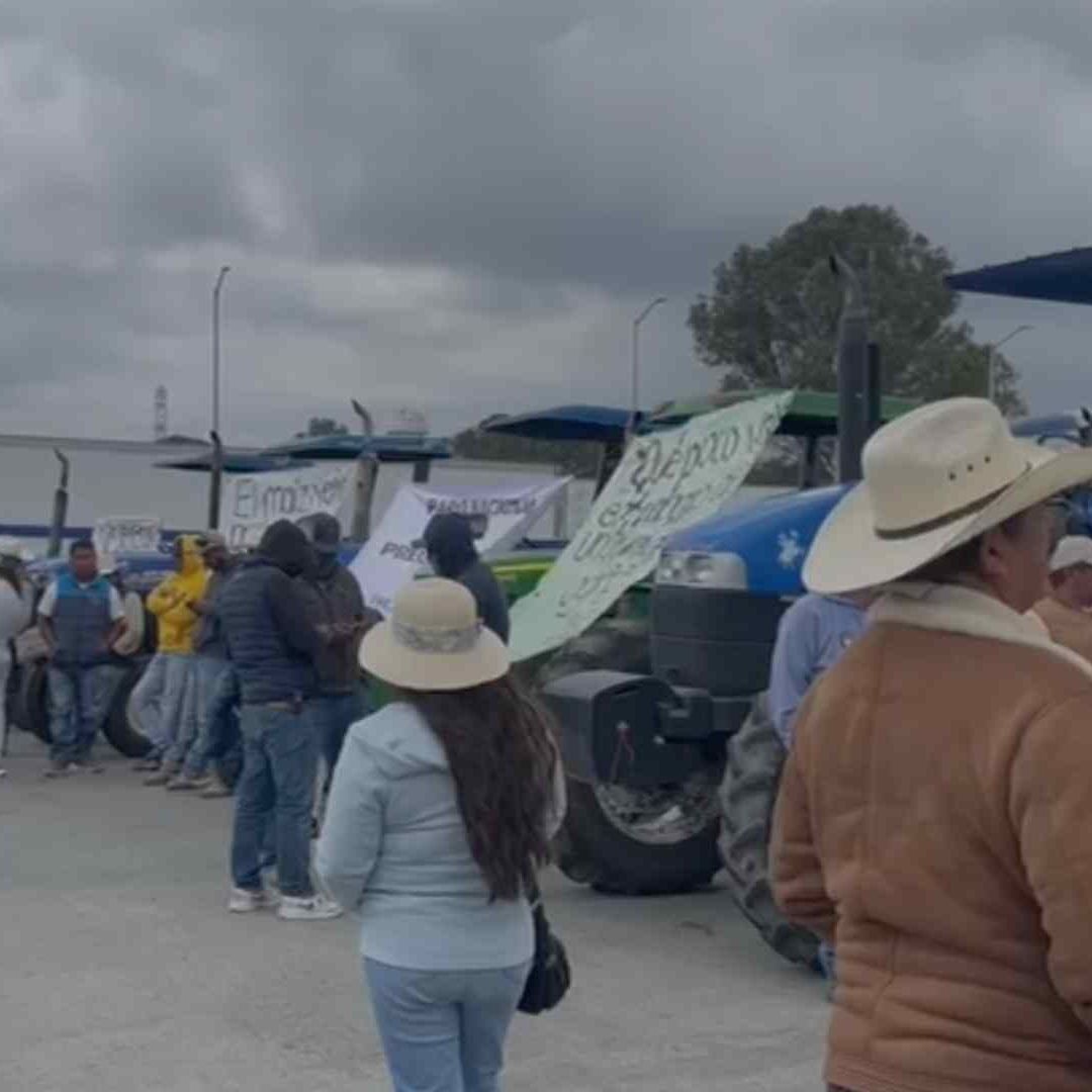 Agricultores de Querétaro se Manifiestan en Caseta de Palmillas