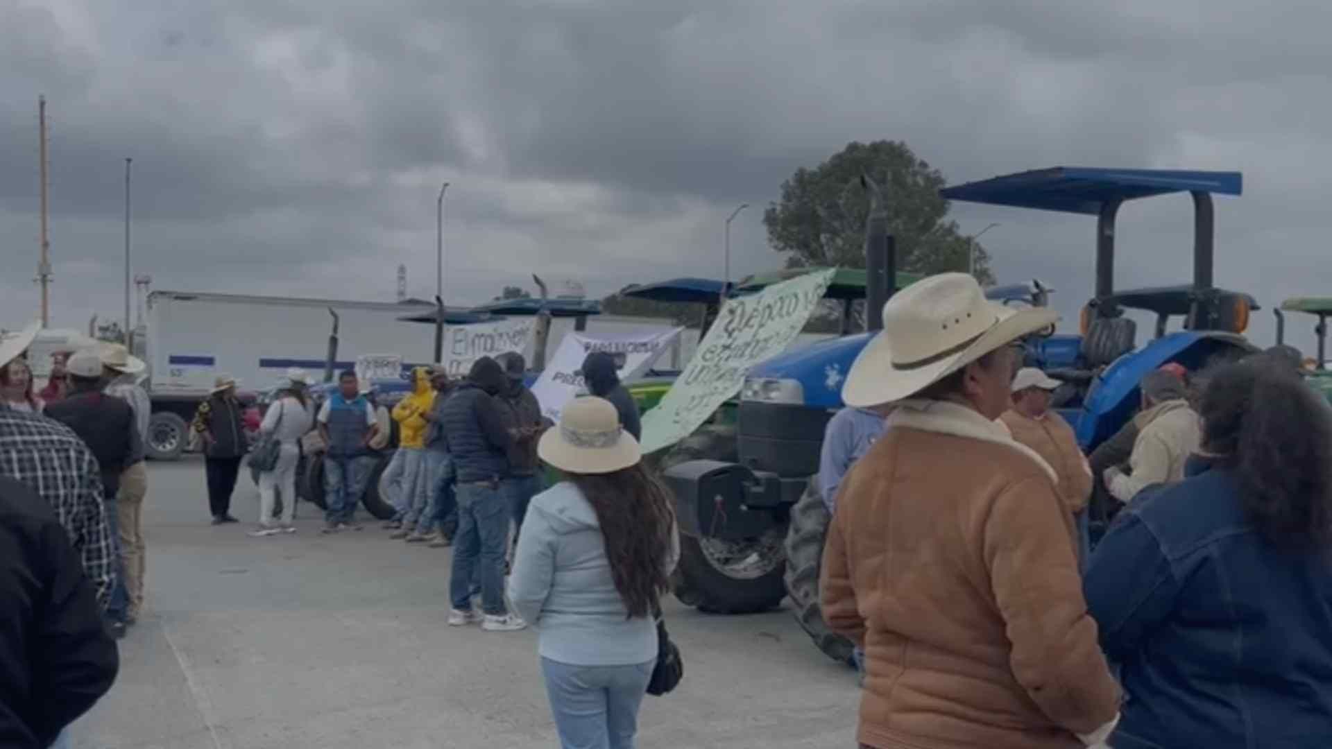 Agricultores de Querétaro se Manifiestan en Caseta de Palmillas