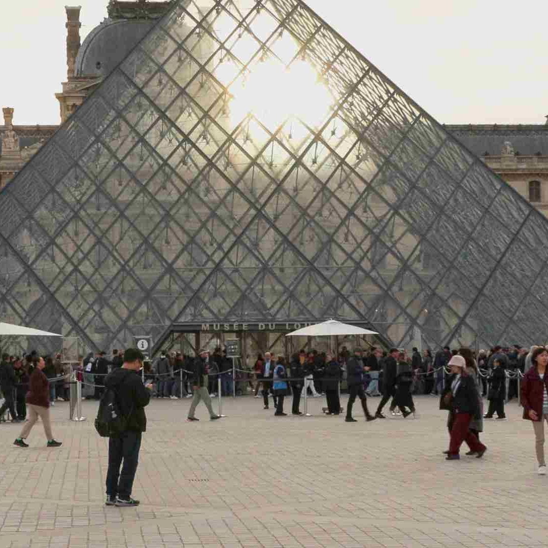 Turistas en el museo del Louvre de París.