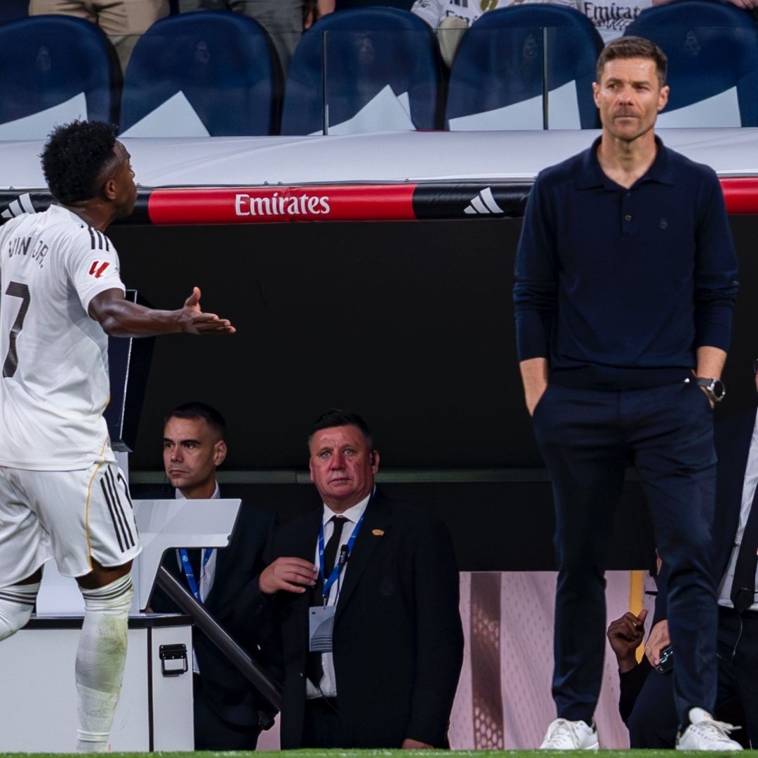 Vinicius Ofrece Disculpas por su Enojo en el Clásico, Pero Omite a Xabi Alonso