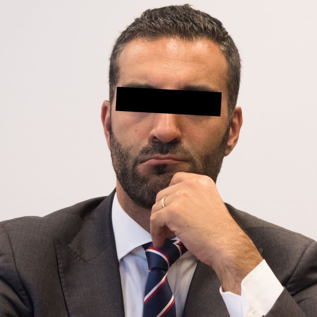Un hombre con los ojos cubiertos.