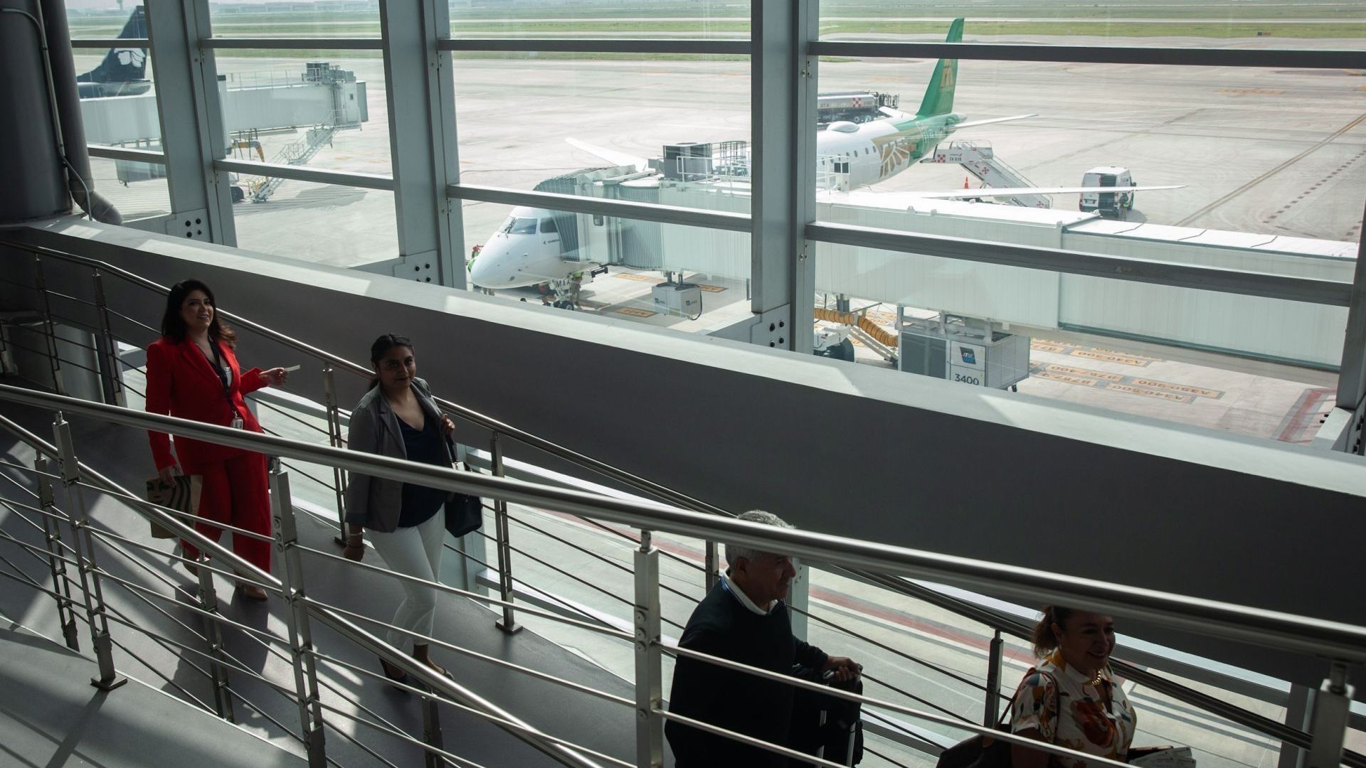Pasajeros abordan vuelo de Mexicana en el AIFA