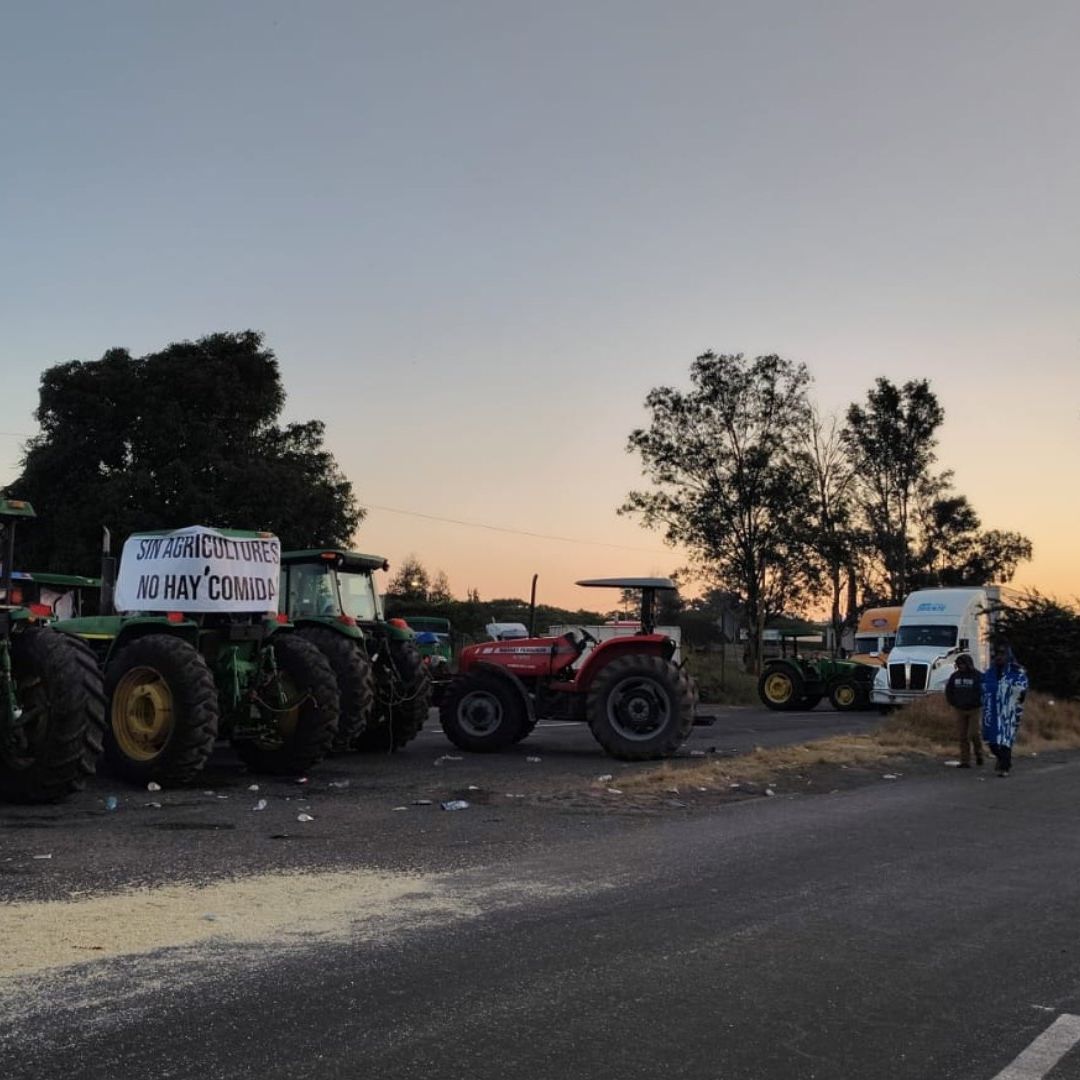 Agricultores despejan carreteras que permanecían bloqueadas en Jalisco