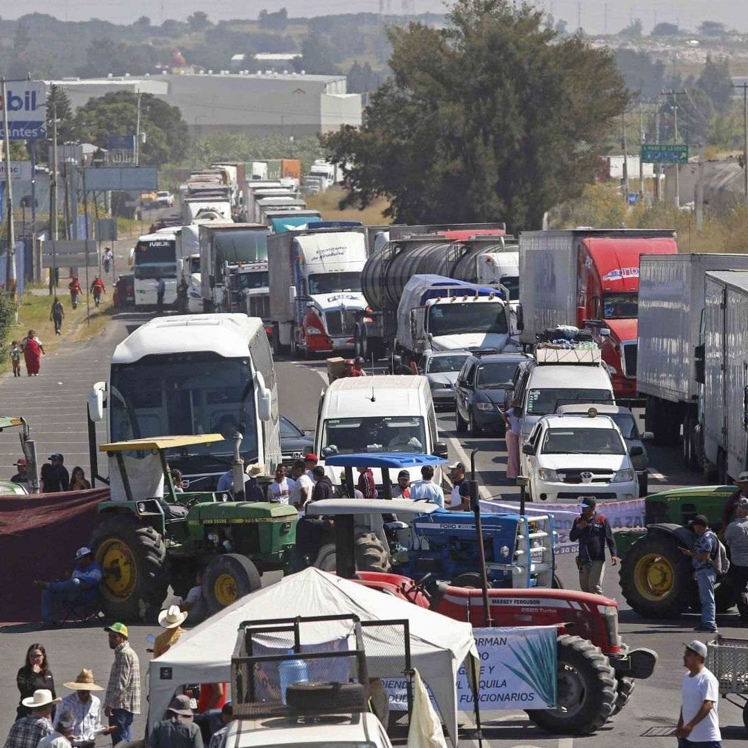 Bloqueo carretero de campesinos, en Jalisco