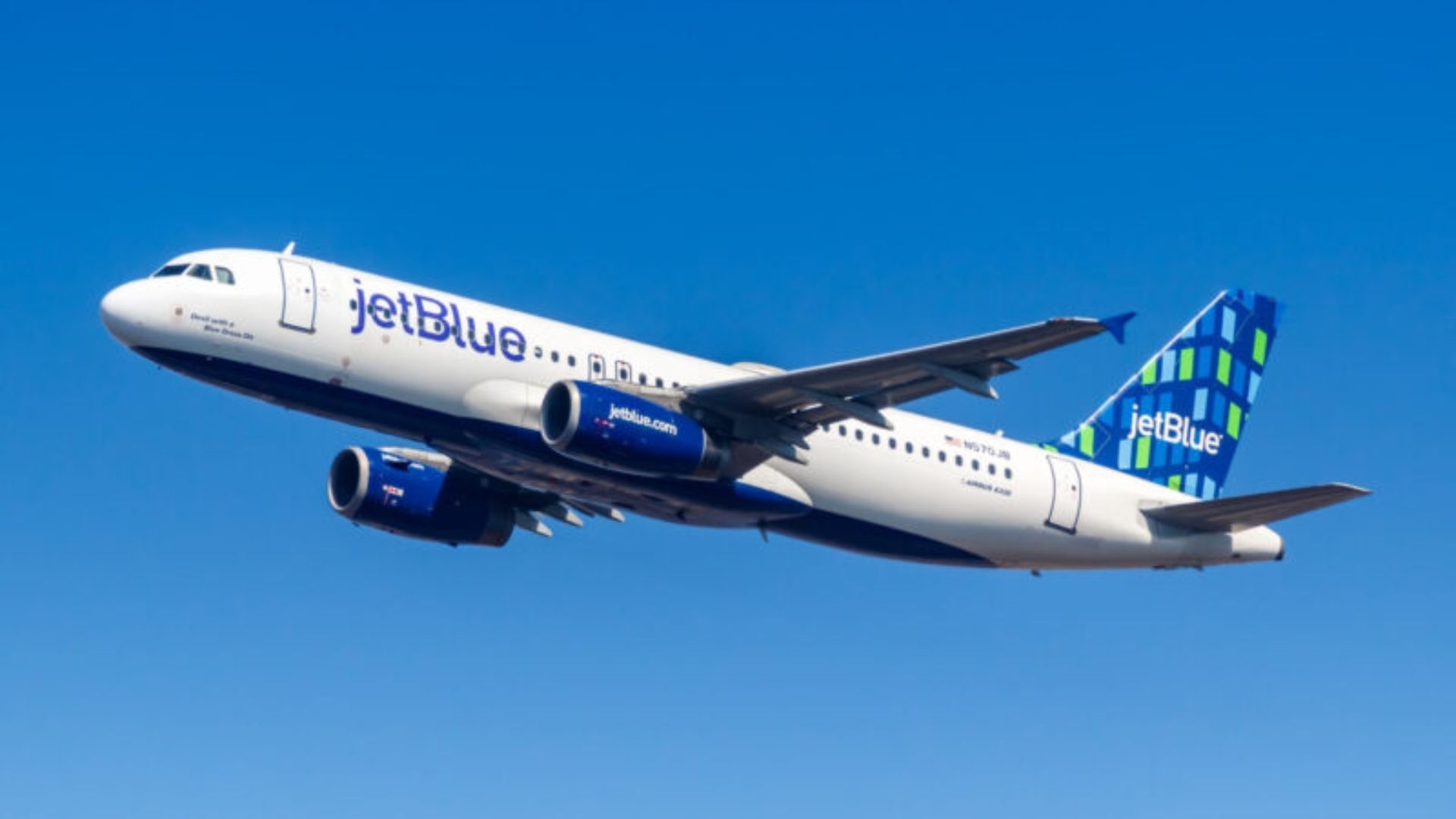 Vuelo de JetBlue Aterriza de Emergencia en Florida tras Despegar de Cancún; Hay Varios Heridos