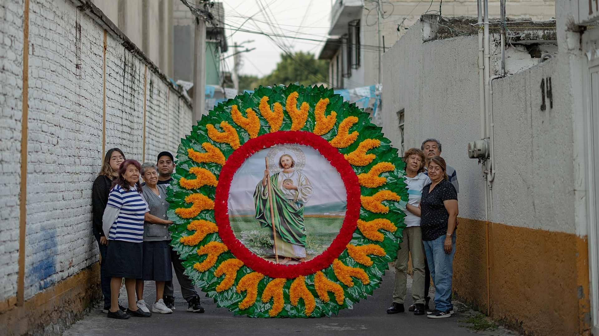 Integrantes de la familia Rosa posan a lado de la pieza central de la portada para San Judas Tadeo.